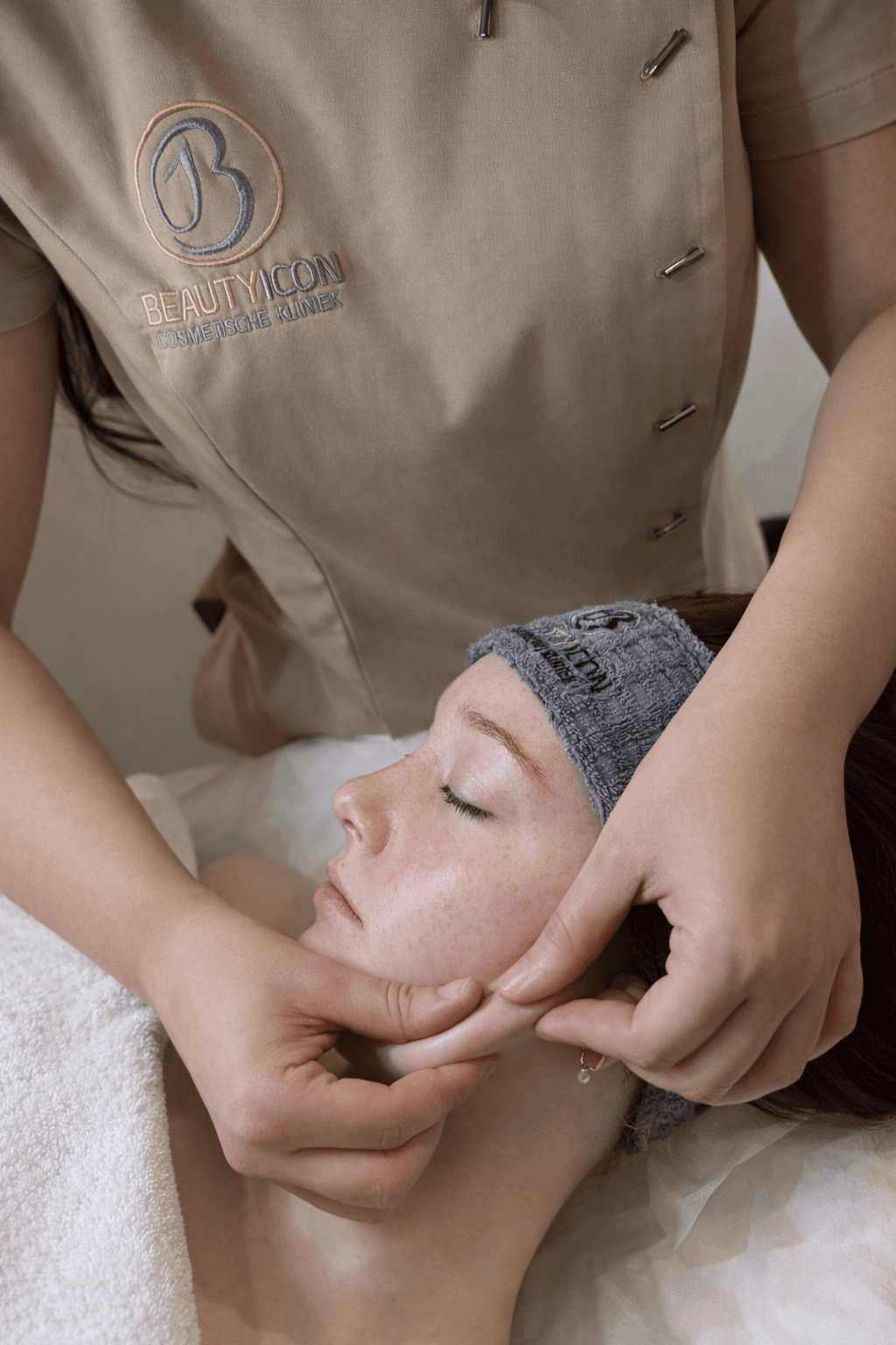 Bindweefsel massage voor huidverstrakking behandeling bij Beauty Icon Almere