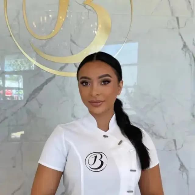 Portretfoto van Esmee, Schoonheidsspecialiste bij Beauty Icon Almere