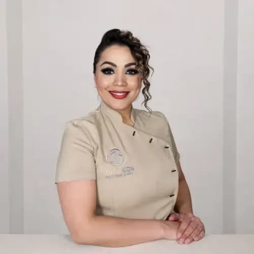 Portretfoto van Taheri Donya, Schoonheidsspecialiste bij Beauty Icon Almere