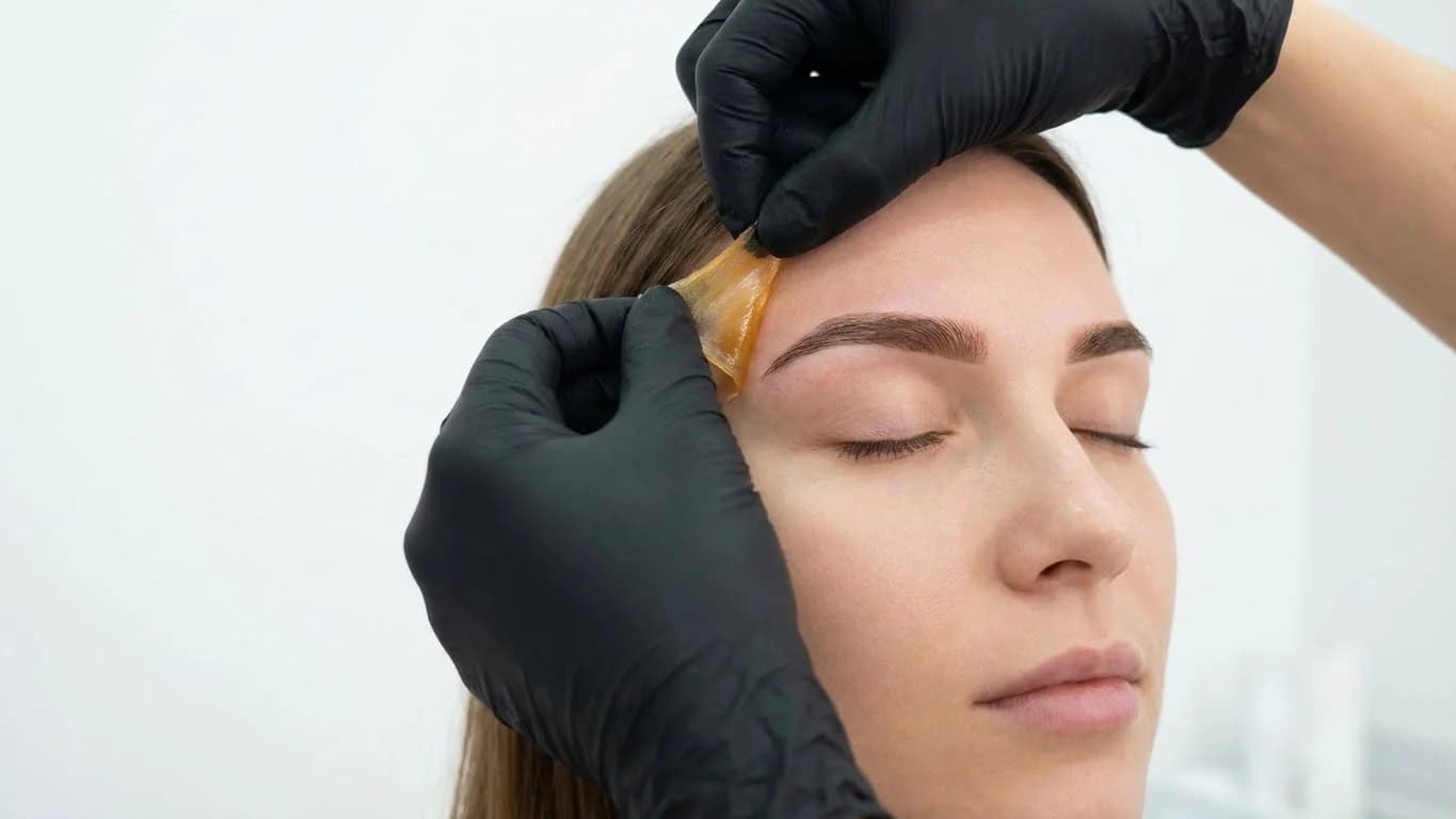 Wenkbrauwen waxen behandeling bij Beauty Icon Almere