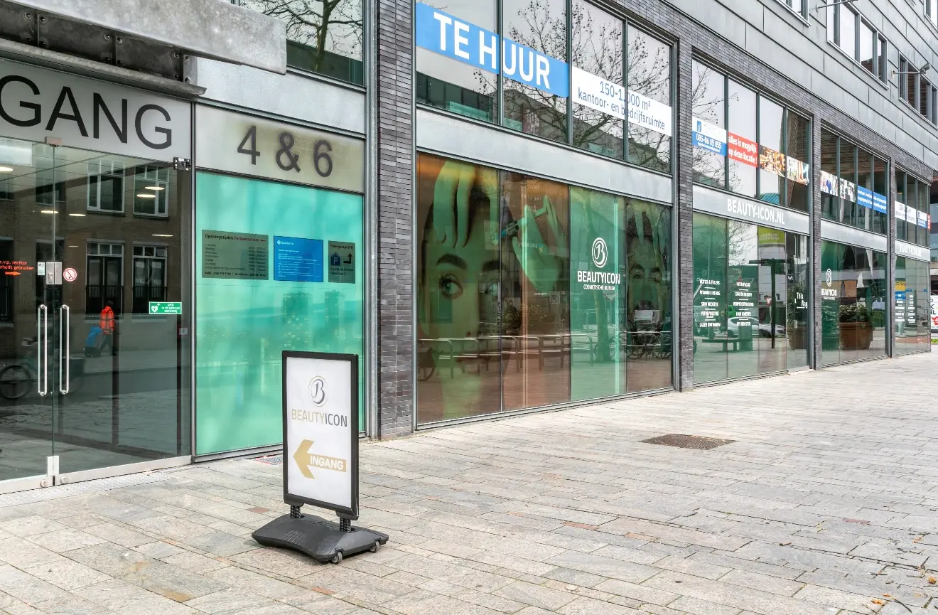 Buitenkant van Beauty Icon Cosmetische Kliniek aan de Blekerstraat 4-6 in Almere